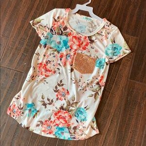 NWOT! Cute floral shirt with sequins pocket